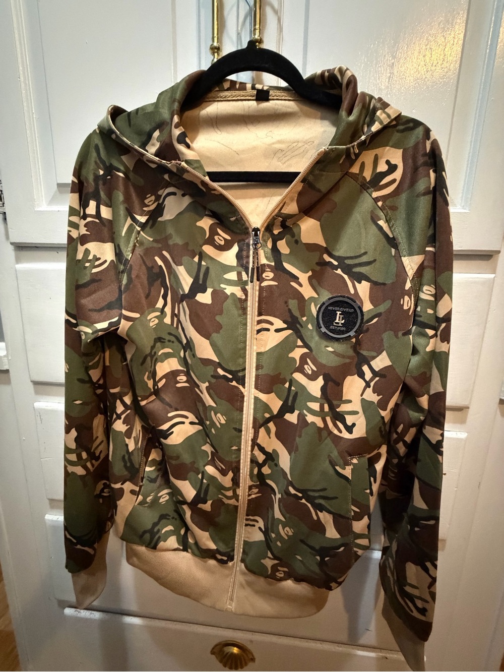 Men’s Camouflage Full Zip Hoodie Size S Pockets “Never Give Up” Patch unbranded